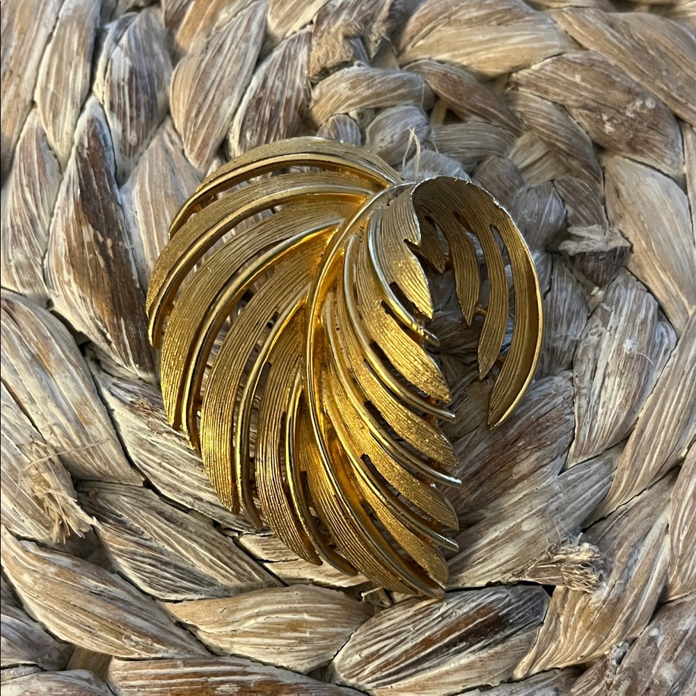 Vintage Lisner Gold Tone‎ Feather Leaf Brooch